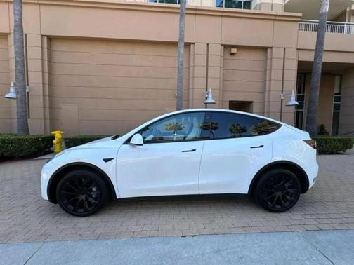 Pearl White Multi 2023 Tesla Model Y Long Range