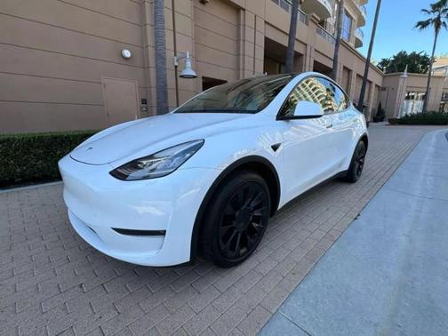 Pearl White Multi 2023 Tesla Model Y Long Range