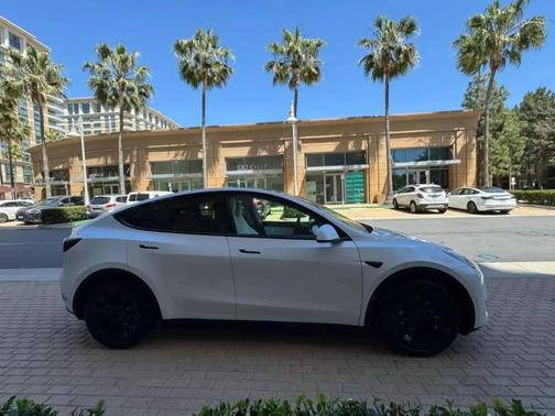 Pearl White Multi 2023 Tesla Model Y Long Range