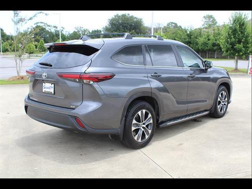 Magnetic Gray Metallic 2024 Toyota Highlander XLE
