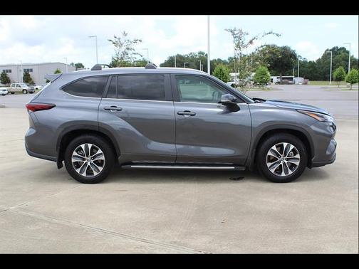 Magnetic Gray Metallic 2024 Toyota Highlander XLE