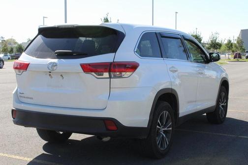 Photo 4 of 25 of 2019 Toyota Highlander LE