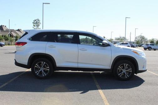 Photo 3 of 25 of 2019 Toyota Highlander LE