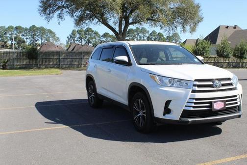 Photo 2 of 25 of 2019 Toyota Highlander LE