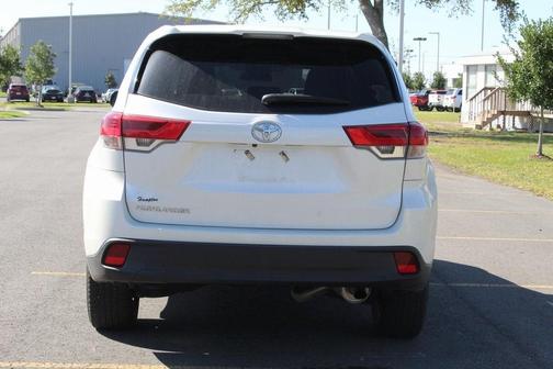 Photo 5 of 25 of 2019 Toyota Highlander LE