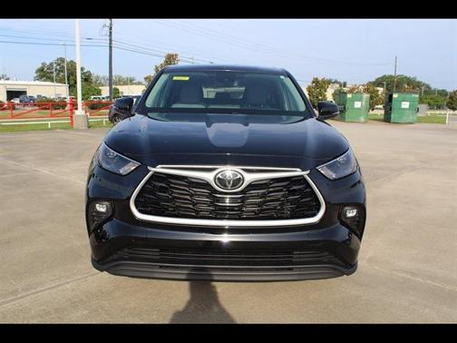Midnight Black Metallic 2023 Toyota Highlander LE