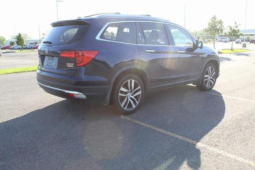 Photo 5 of 28 of 2017 Honda Pilot Touring