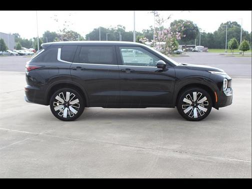BLACK 2025 Mitsubishi Outlander SE