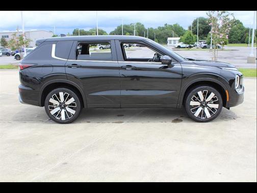 BLACK 2025 Mitsubishi Outlander SE