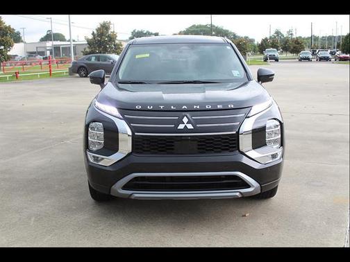 BLACK 2025 Mitsubishi Outlander SE