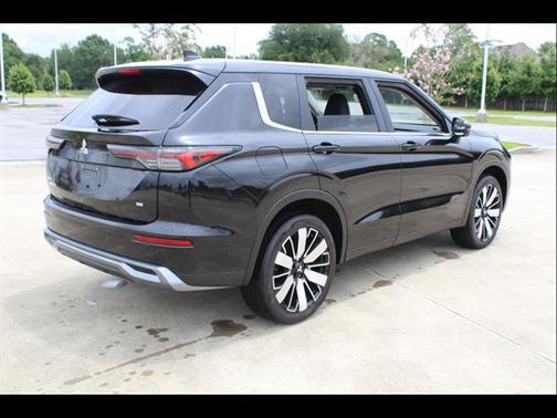 BLACK 2025 Mitsubishi Outlander SE