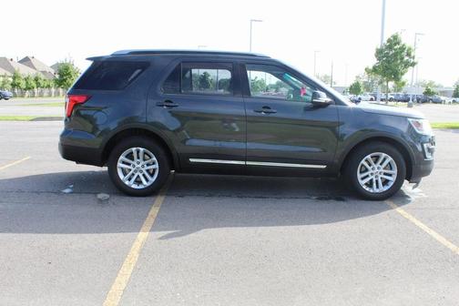 Photo 4 of 26 of 2017 Ford Explorer XLT