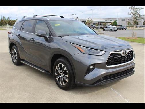 Magnetic Gray Metallic 2025 Toyota Highlander XLE