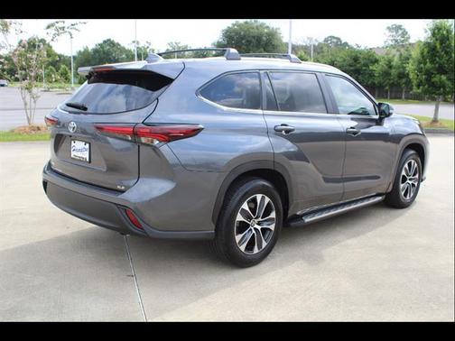 Magnetic Gray Metallic 2025 Toyota Highlander XLE