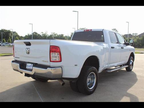Bright White Clearcoat 2024 RAM 3500 Big Horn Crew Cab 4x4 8' Box