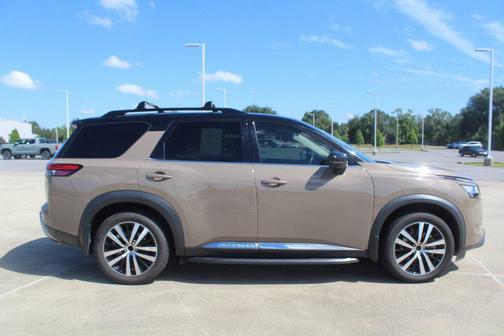 2023 Nissan Pathfinder Platinum FWD