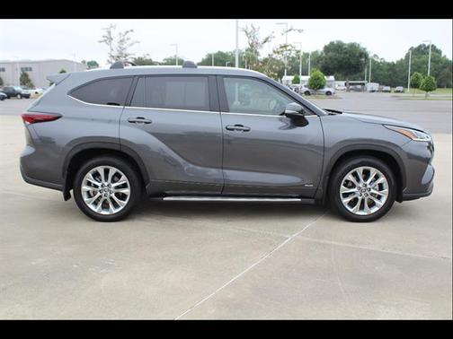 Magnetic Gray Metallic 2024 Toyota Highlander Hybrid Limited