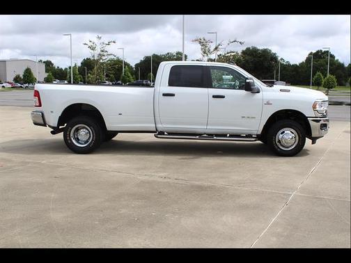 Bright White Clearcoat 2024 RAM 3500 Big Horn Crew Cab 4x4 8' Box