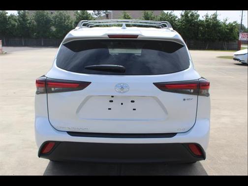 Wind Chill Pearl 2026 Toyota Highlander Hybrid XLE