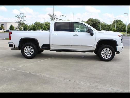 Iridescent Pearl Tricoat 2025 Chevrolet Silverado 2500 High Country