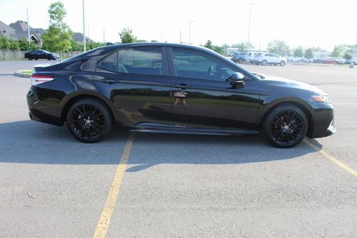 Photo 4 of 27 of 2020 Toyota Camry SE Nightshade