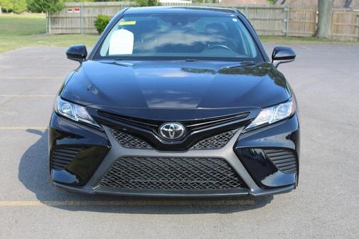 Photo 2 of 27 of 2020 Toyota Camry SE Nightshade