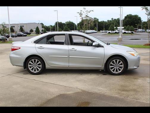Celestial Silver Metallic 2017 Toyota Camry XLE