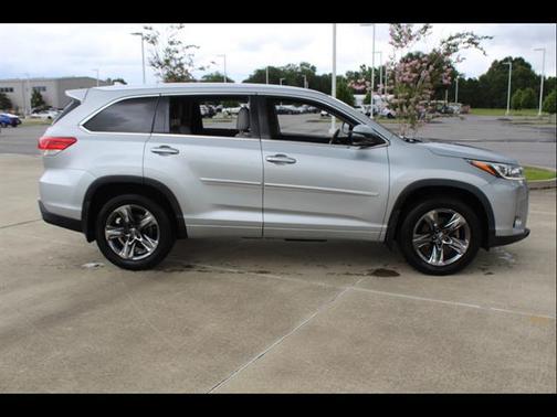 CELESTIAL SILVE 2017 Toyota Highlander Limited
