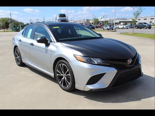 Celestial Silver Metallic 2018 Toyota Camry SE