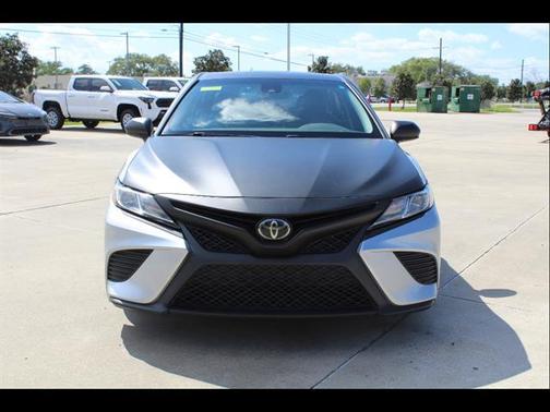 Celestial Silver Metallic 2018 Toyota Camry SE