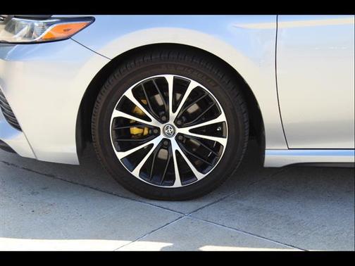 Celestial Silver Metallic 2018 Toyota Camry SE