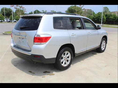 Classic Silver Metallic 2013 Toyota Highlander SE