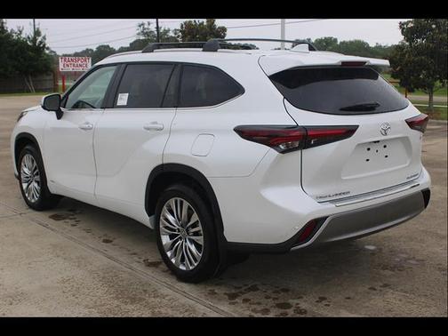 Wind Chill Pearl 2026 Toyota Highlander Hybrid Platinum