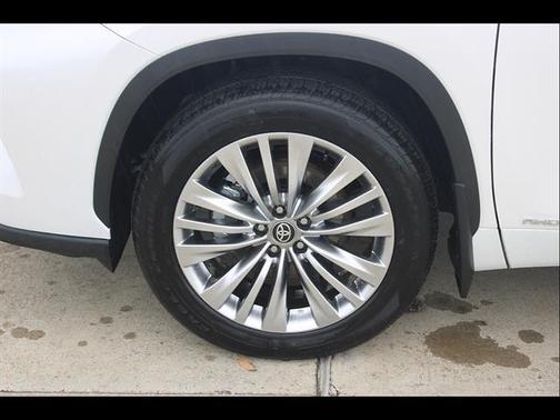 Wind Chill Pearl 2026 Toyota Highlander Hybrid Platinum