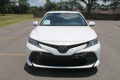 Photo 2 of 27 of 2020 Toyota Camry LE