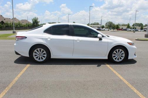 Photo 4 of 27 of 2020 Toyota Camry LE