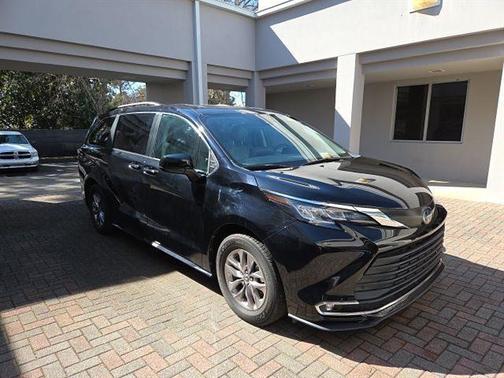 Midnight Black Metallic 2023 Toyota Sienna XLE