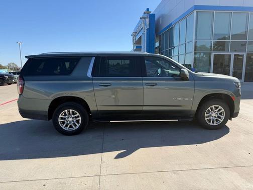 2023 Chevrolet Suburban LT