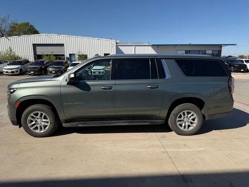 2023 Chevrolet Suburban LT