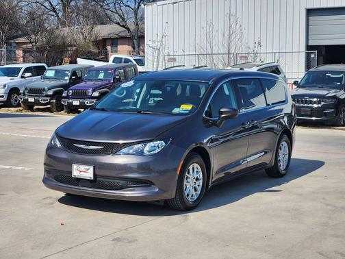 2023 Chrysler Voyager LX