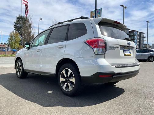 Crystal White Pearl 2017 Subaru Forester 2.5i Premium