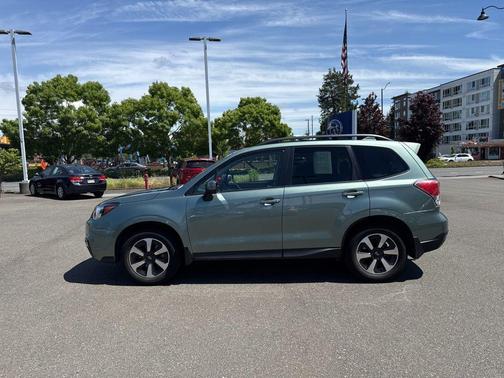 Jasmine Green Metallic 2018 Subaru Forester 2.5i Premium