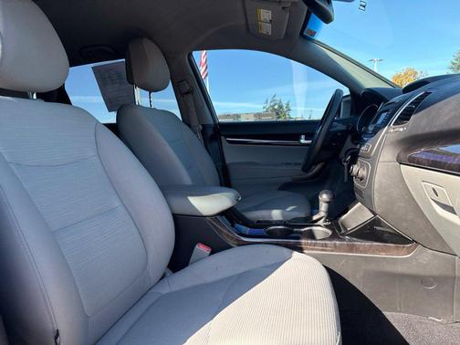 Titanium Silver 2015 Kia Sorento LX