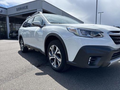 Crystal White Pearl 2022 Subaru Outback Limited XT