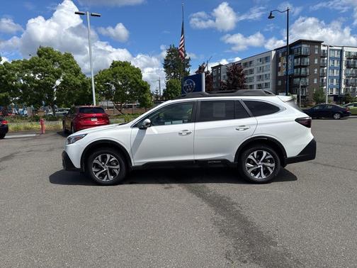 Crystal White Pearl 2022 Subaru Outback Limited XT