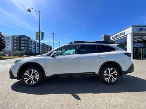 Crystal White Pearl 2022 Subaru Outback Limited XT