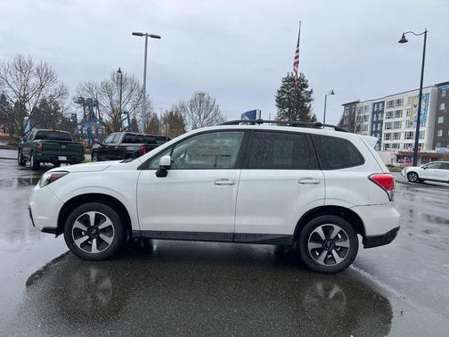 Crystal White Pearl 2017 Subaru Forester 2.5i Premium