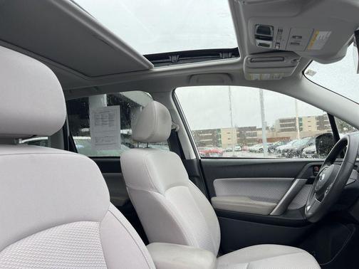 Crystal White Pearl 2017 Subaru Forester 2.5i Premium