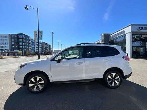 Crystal White Pearl 2017 Subaru Forester 2.5i Premium