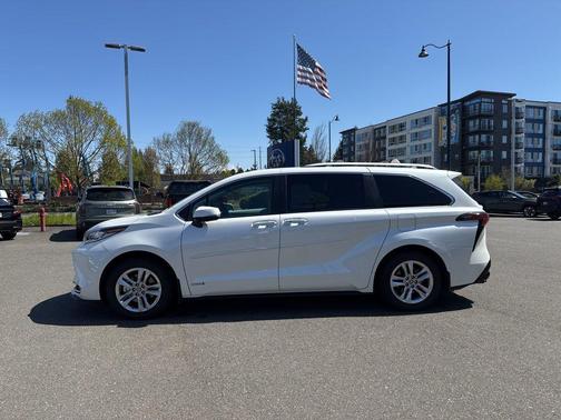 Blizzard Pearl 2021 Toyota Sienna Limited 7-Passenger